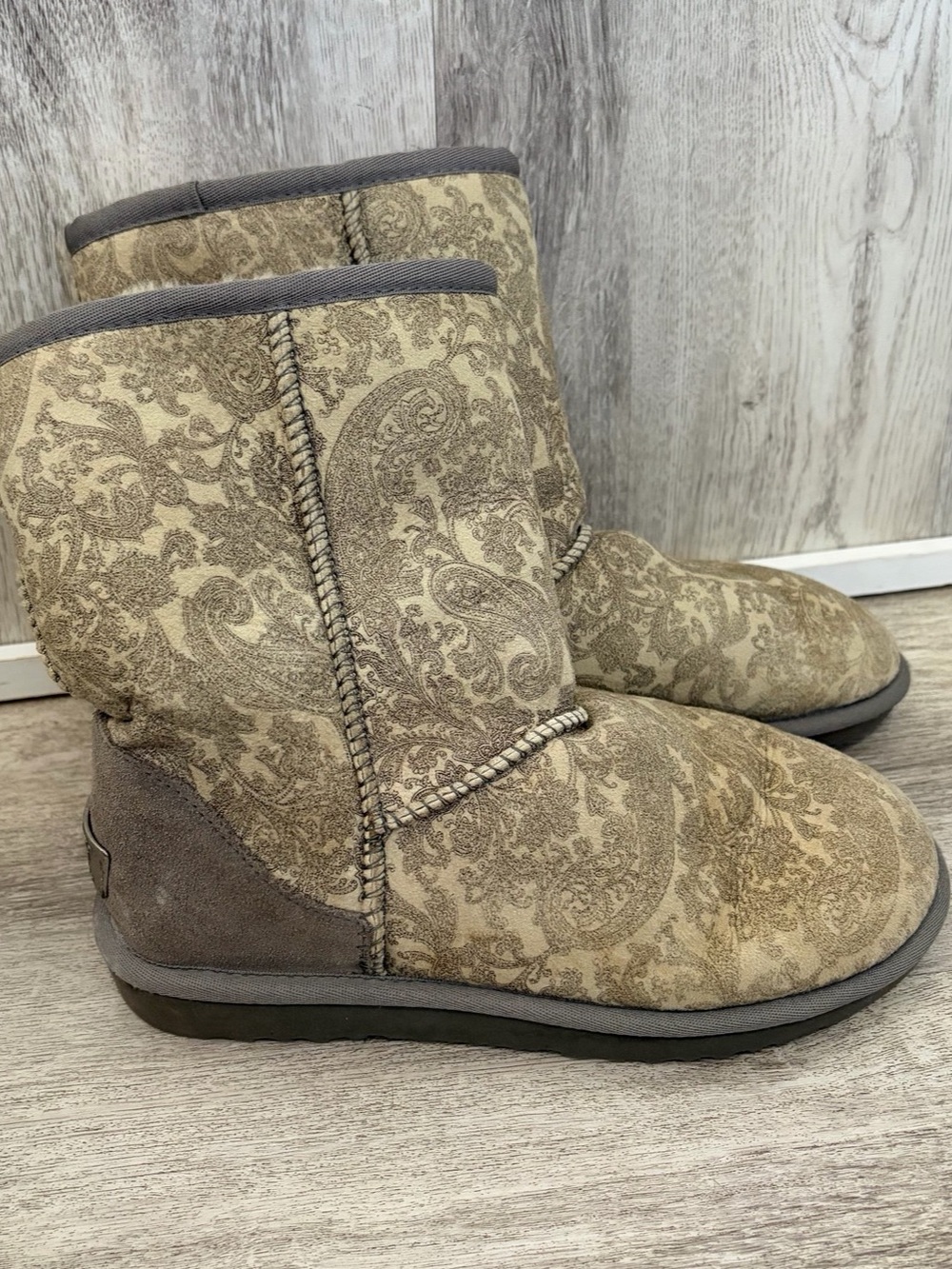 UGG Paisley Classic Short Boots Fur Lined Shearling Womens 7 Tan Beige Boho